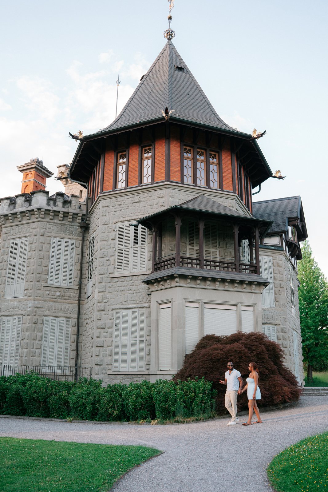 The couple before the fairytale turret of Villa Dreilinden